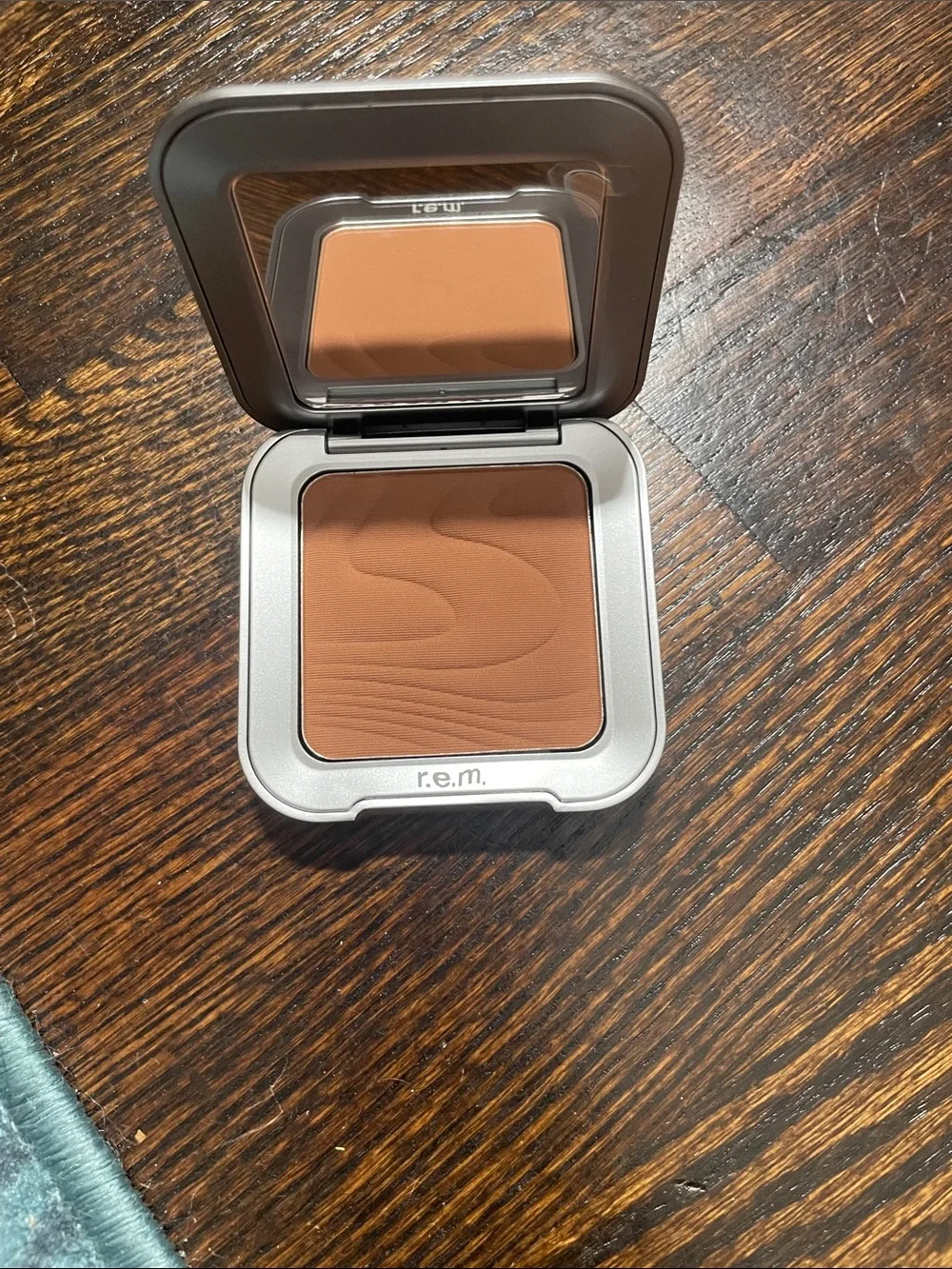 R.e.M beauty bronzer
